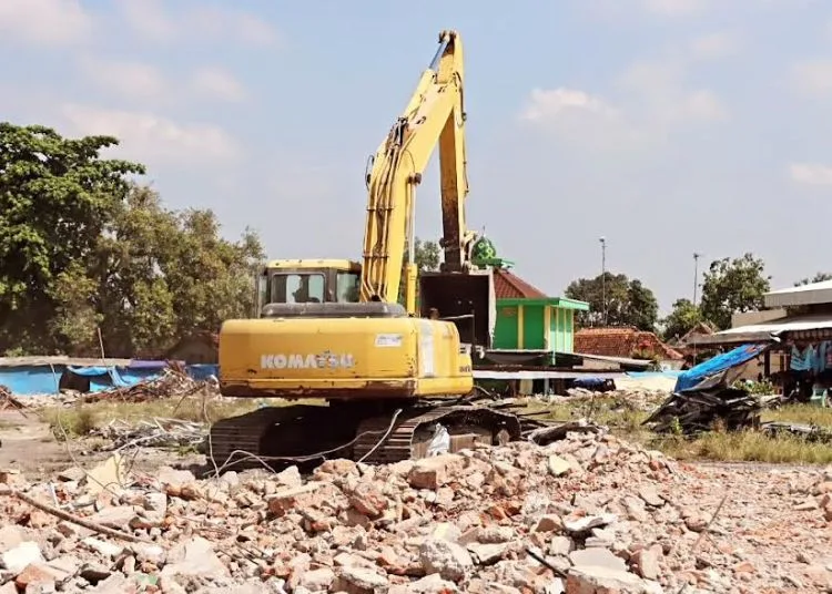 Pasar Ngawen Blora Bakal Dibangun Seluas 1 Hektare dengan Proteksi Kebakaran 25 Alat berat berupa eskavator dikerahkan untuk membongkar sisa puing-puing Pasar Ngawen Blora. (Dok. Dindagkop UKM Blora/Lingkarjateng.id)