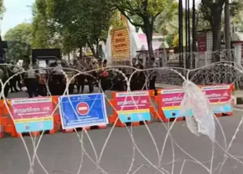 Area depan gerbang DPRD Pati dijaga ketat polisi dan dipasangi pagar berduri jelang Sidang Paripurna Pansus Hak Angket, Jumat, 31 Oktober 2025. (FB Eko Kuswanto)