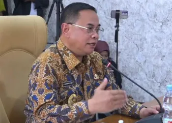 Bupati Pati Sudewo menjelaskan perihal kenaikan PBB-P2 di sidang Pansus Hak Angket, Kamis, Oktober 2025. (Lingkar Network)