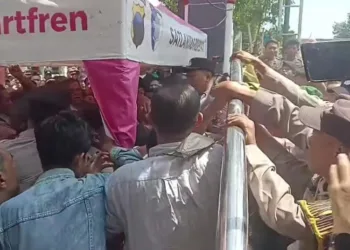 Teguh Istianto nyaris dimassa pendukung Bupati Sudewo setelah terjatuh dari pagar gedung DPRD Pati, Kamis, 2 Oktober 2025. (Lingkar Network)