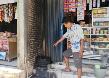 Teguh Istianto koordinator AMPB saat menunjukkan halaman depan rumahnya yang dibakar orang tak dikenal, Jumat, 3 Oktober 2025. (Lingakr Network)