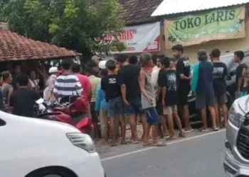 Sejumlah warga berkerumun di lokasi kecelakaan di Jalan Pati-Gabus, Minggu, 5 Oktober 2025. (Lingkar Network)
