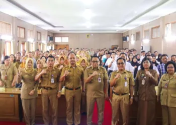 Target Satu Bulan, Seluruh Dapur MBG di Pati Harus Miliki SLHS 31 Wakil Bupati Pati, Risma Ardhi Chandra dalam kegiatan Rapat Koordinasi Persiapan Pengurusan Sertifikat Laik Higiene Sanitasi (SLHS) Bagi Satuan Pelayanan Pemenuhan Gizi (SPPG) di Ruang Pragolo Setda Pati, Senin, 6 Oktober 2025. (Dok. Humas Pati)