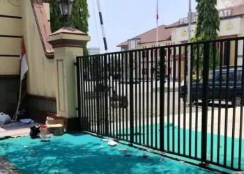 Posko di halaman Mapolresta Pati mulai dibongkar AMPB, Rabu, 8 Oktober 2025. (Lingkar Network)