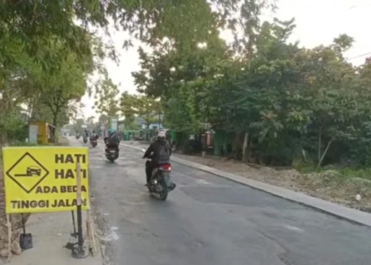 Konstruksi Beda Tinggi, Jalan Pati-Grobogan Segera Diaspal Ulang 25 Ruas Pati-Grobogan di Desa Cengkalsewu Sukolilo dikeluhkan pengguna jalan karena konstruksi beda tinggi. (Lingkar Network)