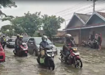 Jalan Pantura Juwana-Rembang macet akibat terendam banjir, Senin, 27 Oktober 2025. (Lingkarjateng.id)