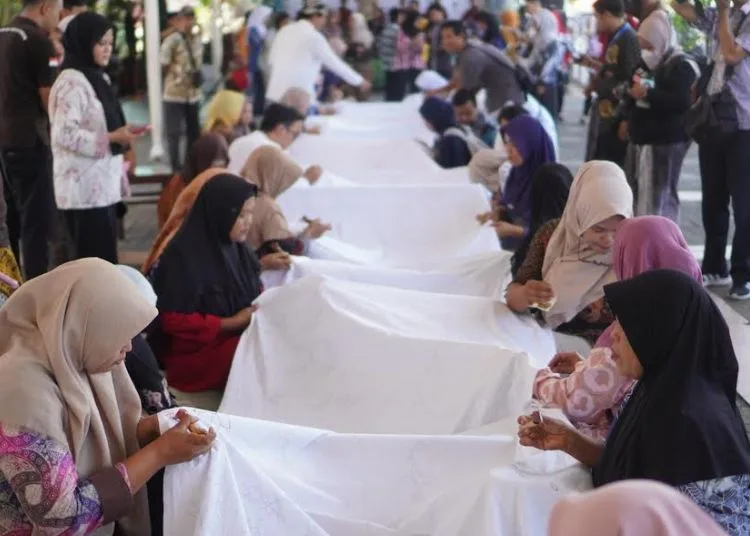 Pemkot Pekalongan Jaga Warisan Bangsa Lewat Workshop Membatik 16 Meter 25 Peserta workshop membatik kain sepanjang 16 meter tampak antusias menuangkan kreativitasnya pada peringatan Hari Batik Nasional 2025 di halaman Museum Batik Pekalongan, Kamis, 2 Oktober 2025. (Fahri Akbar/Lingkarjateng.id)