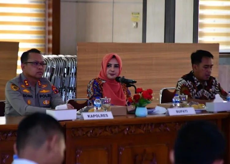 Bupati Pekalongan Tegaskan Menu MBG Harus Bergizi Sesuai Standar 25 Bupati Pekalongan Fadia saat menghadiri Rapat Koordinasi (Rakor) MBG yang digelar di Aula Setda Kabupaten Pekalongan, Kamis, 2 Oktober 2025. (Fahri Akbar/Lingkarjateng.id)
