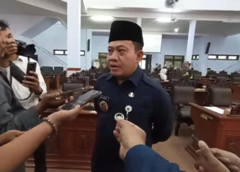 Pelaksana Harian (Plh) Bupati Pekalongan, Sukirman saat memberikan keterangan Seputar Progres MBG, usai menghadiri rapat paripurna di Gedung DPRD setempat, Rabu, 15 Oktober 2025. (Fahri Akbar/Lingkarjateng.id)