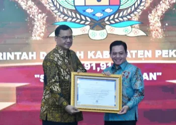 Pemkab Pekalongan Raih Penghargaan ANRI dengan Predikat Sangat Memuaskan 26 Wakil Bupati Pekalongan Sukirman menerima penghargaan dari Kepala ANRI Mego Pinandito di Jakarta, Senin, 20 Oktober 2025. Pemkab Pekalongan meraih nilai 91,91 dengan predikat “Sangat Memuaskan” dalam pengawasan kearsipan nasional. (Dok. Prokopim Kab.Pekalongan/ Lingkarjateng.id)