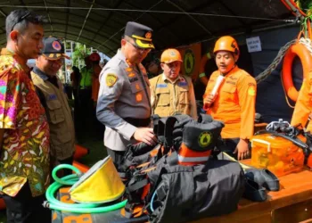 Forkopimda Kabupaten Pekalongan meninjau perlengkapan penanganan bencana usai apel kesiapsiagaan menghadapi potensi bencana alam, beberapa waktu lalu. (Fahri Akbar/Lingkarjateng.id)