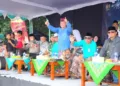 Wakil Bupati Pekalongan Sukirman menyaksikan kemeriahan Karnaval Budaya Hari Santri Nasional 2025 di Alun-alun Bebekan, Kedungwuni, Minggu, 26 Oktober 2025. (Fahir Akbar/Lingkarjateng.id)