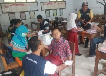 Hasil Survei di Pekalongan, Lebakbarang Dinyatakan Bebas Filariasis 32 Petugas kesehatan dari BLKM Yogyakarta didampingi Dinas Kesehatan Kabupaten Pekalongan saat melakukan pemeriksaan darah siswa SDN Depok, Kecamatan Lebakbarang, Rabu, 29 Oktober 2025. (Fahri Akbar/Lingkarjateng.id)