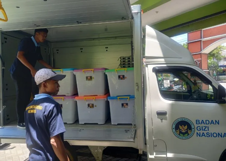 Distribusi MBG di SMPN 5 Rembang Dihentikan Sementara Usai Temuan Nasi Berair 25 Sebanyak 763 porsi MBG ditarik dari SMPN 5 Rembang lantaran temuan nasi kuning berair, Rabu, 1 Oktober 2025. (Muhammad Faalih/Lingkarjateng.id)