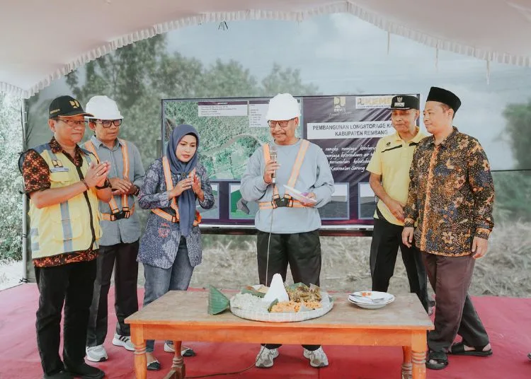 Pemkab Rembang Siap Ganti Untung Warga Terdampak Proyek Long Storage Kalipang 25 Pemotongan tumpeng, tanda dimulainya pembangunan Longstorage di Desa Kalipang, Kecamatan Sarang, Rembang, Jumat, 10 Oktober 2025. (Dok. for Lingkarjateng.id)