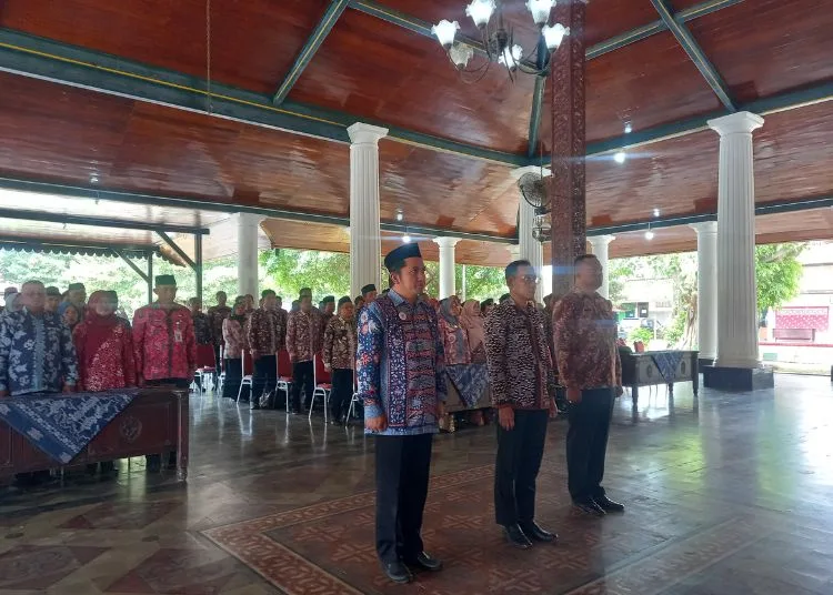 Bupati Harno Lantik dr Samsul Anwar Jadi Direktur RSUD dr R Soetrasno Rembang 25 dr. Samsul Anwar (kiri berpeci hitam) saat dilantik sebagai Direktur RSUD dr. R. Soetrasno di Pendopo Museum RA. Kartini Rembang, Kamis, 23 Oktober 2025. (Muhammad Faalih/Lingkarjateng.id)