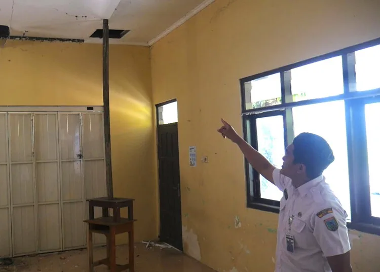 Plafon Kelas Ambrol, Siswa SDN Terangmas Kudus Terpaksa Belajar di Perpustakaan 25 Tampak ruang kelas SDN Terangmas di Kecamatan Undaan, Kabupaten Kudus, yang ambrol, Rabu, 15 Oktober 2025. (Nisa Hafizhotus S./Lingkarjateng.id)