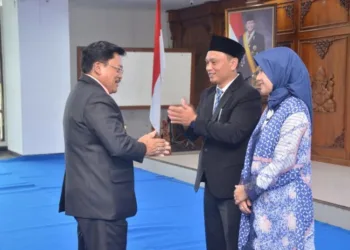 Wali Kota Salatiga Robby Hernawan saat melantik M. Yahya I Yunan D sebagai Direktur PDAU periode 2025-2030, di Ruang Kaloka, Gedung Setda Kota Salatiga, Selasa 30 September 2025. (Dok. Prokompim Setda Salatiga)