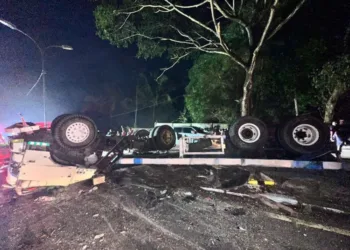 Kecelakaan Beruntun di JLS Salatiga Sebabkan 4 Orang Luka 31 Petugas Satlantas Polres Salatiga memeriksa lokasi kejadian kecelakaan beruntun di JLS Salatiga, Rabu, 1 Oktober 2025 malam. (Dok. Humas Polres Salatiga)