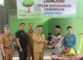 Wali Kota Salatiga Robby Hernawan memotong tumpeng sebagai tanda dioperasikannya TPS3R Cebongan, Argomulyo, Senin, 6 Oktober 2025. (Dok. Prokompim Setda Salatiga/Lingkarjateng.id)