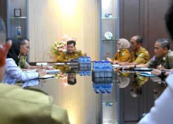 Wali Kota Salatiga Robby Hernawan saat memberikan arahan terkait program MBG di kantornya, Selasa, 7 Oktober 2025. (Dok. Prokompim Setda Salatiga)