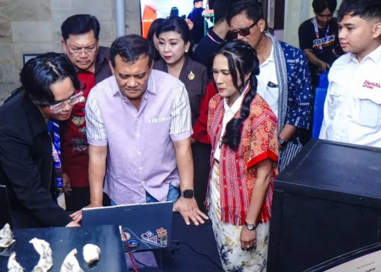 Gubernur Jateng Dorong Karya Inovatif Mahasiswa Didaftarkan HAKI 25 Gubernur Jawa Tengah Ahmad Luthfi melihat karya inovasi yang dipamerkan di salah satu stan GIHN Universitas Kristen Satya Wacana di kampus tersebut, Rabu malam, 8 Oktober 2025. (Dok. Prokompim Setda Salatiga)