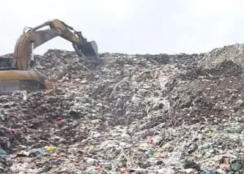 Operator alat berat memindah tumpukan sampah di TPA Ngronggo, Kelurahan Kumpulrejo, Kecamatan Argomulyo, Salatiga, Rabu, 15 Oktober 2025. (Angga Rosa/Lingkarjateng.id)