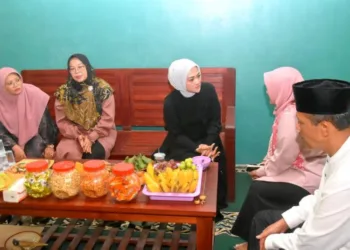 Wawali Salatiga Tekankan Pesantren Jadi Kawah Candradimuka Pembentuk Karakter Bangsa 27 Wakil Wali Kota Salatiga Nina Agustin menyambangi warga saat menghadiri pengajian akbar di Pondok Pesantren Ittihadul Asna, Klumpit, Salatiga, Minggu, 19 Oktober 2025. (Dok. Prokompim Setda Salatiga/Lingkarjateng.id)