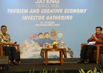 Ekonomi Kreatif Jadi Motor Baru Penggerak Pariwisata Kota Salatiga 25 Wali Kota Salatiga Robby Hernawan (kanan) mempromosikan potensi ekonomi kreatif Salatiga pada Jateng Travel Fair 2025 di Solo, Sabtu, 25 Oktober 2025. (Dok. Prokompim Setda Salatiga/Lingkarjateng.id)