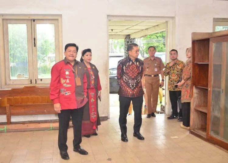 Fadli Zon: Bangunan Kolonial Jadi Identitas Salatiga yang Berkarakter Budaya 25 Menteri Kebudayaan Fadli Zon saat mengunjungi Gedung Pakuwon, Salatiga, Jawa Tengah, Senin, 27 Oktober 2025. (Dok Prokompim Setda Salatiga/Lingkarjateng.id)