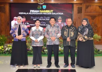 Sertijab Kejari, Wali Kota Salatiga Apresiasi Sinergi dalam Penegakan Hukum 30 Wali Kota Salatiga Robby Hernawan menyerahkan cenderamata kepada mantan Kajari Salatiga Sukamto saat acara pisah sambut di Ruang Kaloka Setda Salatiga, Selasa, 28 Oktober 2025. (Dok. Prokompim Setda Salatiga/Lingkarjateng.id)