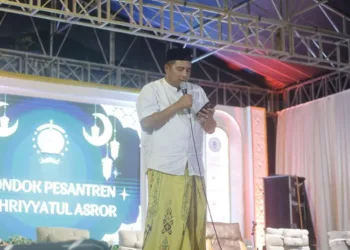 Mohammad Saleh Dorong Peranan Ponpes di Sektor Pertanian dan Industri Jateng 26 Wakil Ketua DPRD Jawa Tengah, Mohammad Saleh memberikan sambutan di acara Haflah Khotmil Quran dan Haul Syeikh Abdul Qodir Al Jaelani di Ponpes Bahriyatul Asror Bandar, Kabupaten Batang, Sabtu, 4 Oktober 2025. (Dok. Lingkarjateng.id)