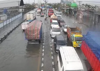 Jalan pantura Sayung Demak terendam banjir yang menyebabkan kemacetan hingga 10 kilometer, Rabu, 22 Oktober 2025. (Tangkapan layar CCTV Dishub Demak)