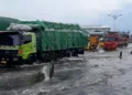 Banjir Pantura Sayung Demak Naik hingga 60 Cm Hari Ini 28 Kendaraan truk sedang melintas di Jalur Pantura Demak- Semarang tepatnya di wilayah Sayung yang tergenang banjir. (M Burhanuddin Aslam/Lingkarjateng.id)