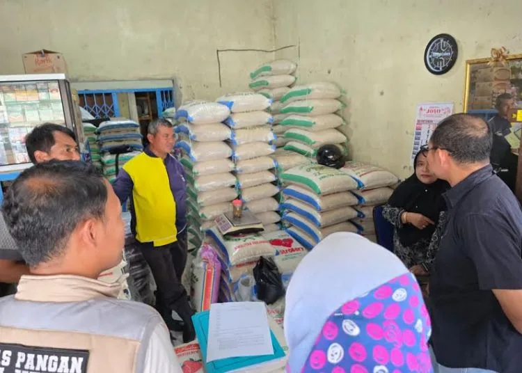 Satgas Pangan Tak Temukan Harga Beras Melebihi HET di Kabupaten Semarang 25 Satgas Pangan gabungan saat melalukan sidak dengan mengecek sekaligus melakukan pengawasan terhadap penerapan HET beras di sejumlah lokasi Kabupaten Semarang. (Dok. Polres Semarang/Lingkarjateng.id)