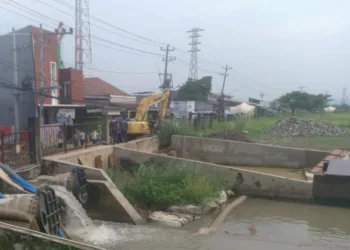 Pompa air menyedot banjir di wilayah Kaligawe Semarang, Selasa, 28 Oktober 2025. (Syahril Muadz/Lingkarjateng.id)