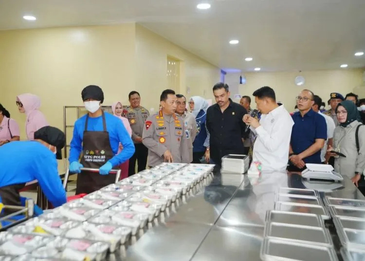 Pengamat Keamanan Usul Penilaian SPPG Polri Dijadikan Benchmark Pelayanan MBG 25 Ilustrasi: Kapolri Jenderal Pol. Listyo Sigit Prabowo didampingi Menteri UMKM Maman Abdurrahman meninjau fasilitas Sentra Pengembangan Produk Gizi (SPPG) di Mako Brimob Polri, Depok, Kamis, 17 Juli 2025. (Antara)