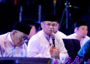 Bupati Pati Sudewo saat memberikan sambutan dalam acara istigosah peringatan Hari Santri Nasional di halaman pendopo kabupaten, Kamis malam, 30 Oktober 2025. (Lingkar Network)