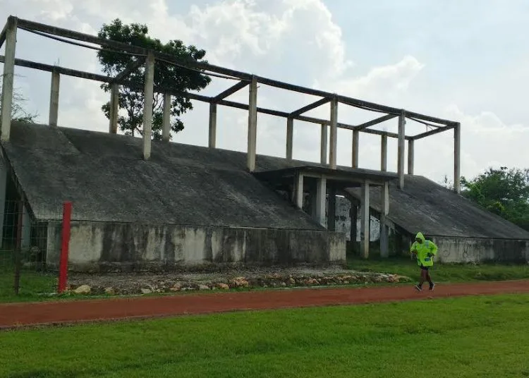 Kondisi Memprihatinkan, Revitalisasi Stadion Kridaloka Blora Diajukan ke Pusat 25 Kondisi tribun barat stadion Kridaloka Jepon seperti prosodan lantaran tak dilengkapi tempat duduk. (Eko Wicaksono/Lingkarjateng.id)