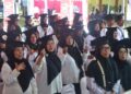 Warga penerima manfaat lulus program keluarga harapan menjalani wisuda di di Pendopo Kabupaten Pemalang, Senin, 17 November 2025. (Humas Pempeorv Jateng)