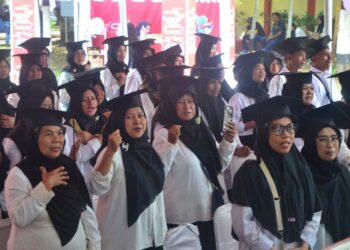 Warga penerima manfaat lulus program keluarga harapan menjalani wisuda di di Pendopo Kabupaten Pemalang, Senin, 17 November 2025. (Humas Pempeorv Jateng)