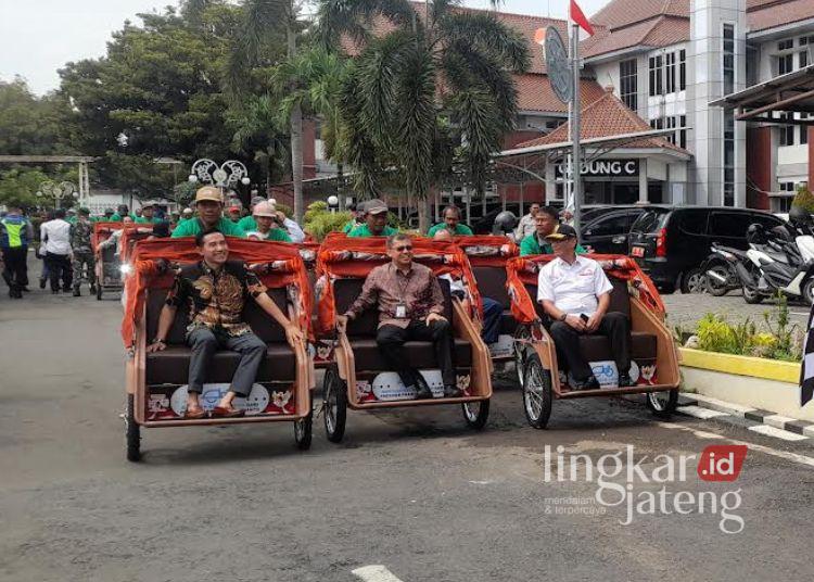 140 Becak Listrik Disalurkan ke Tukang Becak Lansia di Kendal 25 Konvoi uji coba becak listrik bersama Deputi Bidang Percepatan Pemberdayaan Kapasitas dan Penyediaan Akses pada BP Taskin, Novrizal Tahar, Direktur Perencanaan dan Pengembangan YGSN, Mayjen TNI (Purn) Firman Dahlan dan Wakil Bupati Kendal, Benny Karnadi (kiri). (Anik Kustiani/Lingkarjateng.id)