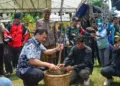 Gubernur Jateng Dorong Festival Mangga Pemalang Jadi Event Tahunan 27 MENANAM: Gubernur Jawa Tengah, Ahmad Luthfi (kiri) saat menghadiri acara Festival Mangga di Kabupaten Pemalang pada Sabtu, 1November 2025. (Humas Pemprov Jateng)