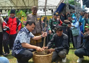 MENANAM: Gubernur Jawa Tengah, Ahmad Luthfi (kiri) saat menghadiri acara Festival Mangga di Kabupaten Pemalang pada Sabtu, 1November 2025. (Humas Pemprov Jateng)