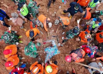 Tim SAR BPBD Jawa Tengah mencari korban longsor di Desa Cibeunying Kecamatan Majenang Kabupaten Cilacap pada Sabtu, 15 November 2025. (Humas Pemlrov Jateng/Lingkarjateng.id)