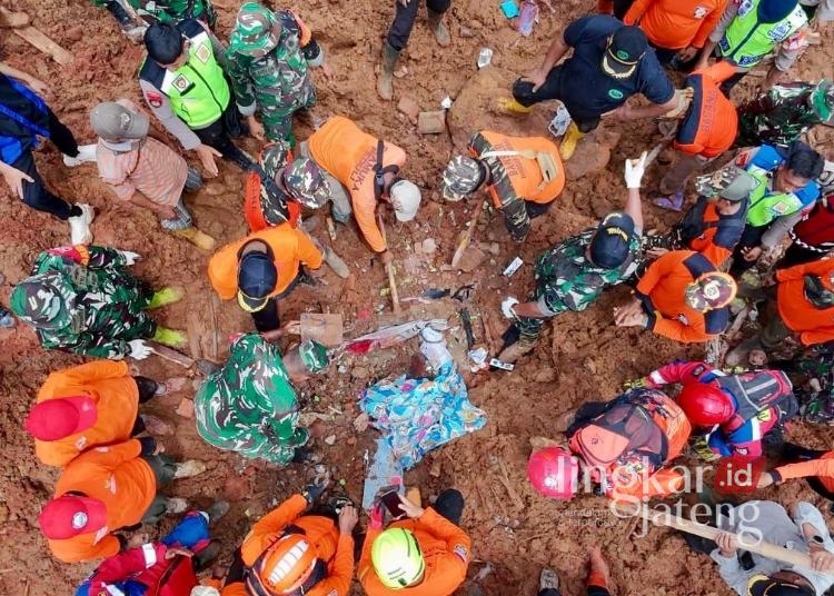 Hari Ketiga Longsor di Cilacap, 6 Korban Ditemukan Meninggal 25 Tim SAR BPBD Jawa Tengah mencari korban longsor di Desa Cibeunying Kecamatan Majenang Kabupaten Cilacap pada Sabtu, 15 November 2025. (Humas Pemlrov Jateng/Lingkarjateng.id)