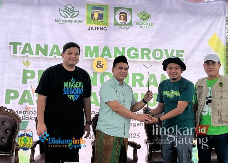 PW GPK Jateng Tanam Mangrove dan Luncurkan Pasukan Hijau di Pesisir Jepara 26 20251123 140820 0000