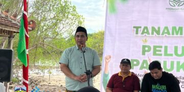 Wakil Gubernur Jawa Tengah Taj Yasin menyampaikan sambutan pada acara Penanam mangrove di kawasan pesisir Desa Tanggul Tlare, Kecamatan Kedung, Kabupaten Jepara, Sabtu, 22 November 2025. (Tomi Budianto)