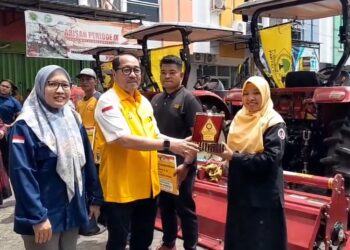 SIMBOLIS: Anggota DPRF RI Firman Soebagyo menyerahkan penghargaan kepada Pimred Koran Lingkar di sela-sela kegiatan penyaluran bantuan alsintan di rumah aspirasi Firman Soebagyo, Pati, Sabtu, 29 November 2025. (Lingkarnews Network)