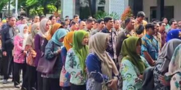 Para tenaga harian lepas (THL) Pemerintah Kabupaten Pati di kantor BKPSDM untuk tandatangan kontrak sebagai PPPK paruh waktu pada Jumat, 28 November 2025. (Lingkarnews Network)